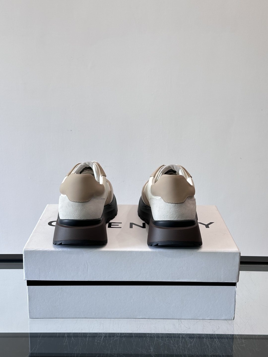 G纪梵希拼接复古运动鞋，采用麂皮+牛皮材质，质感细腻又耐用。厚底设计，黑色橡胶鞋底抓地力强，缓震效果棒，