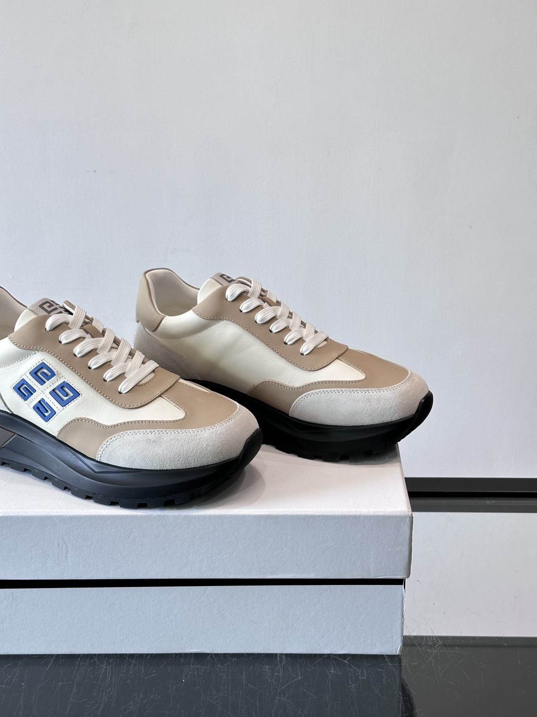 G纪梵希拼接复古运动鞋，采用麂皮+牛皮材质，质感细腻又耐用。厚底设计，黑色橡胶鞋底抓地力强，缓震效果棒，