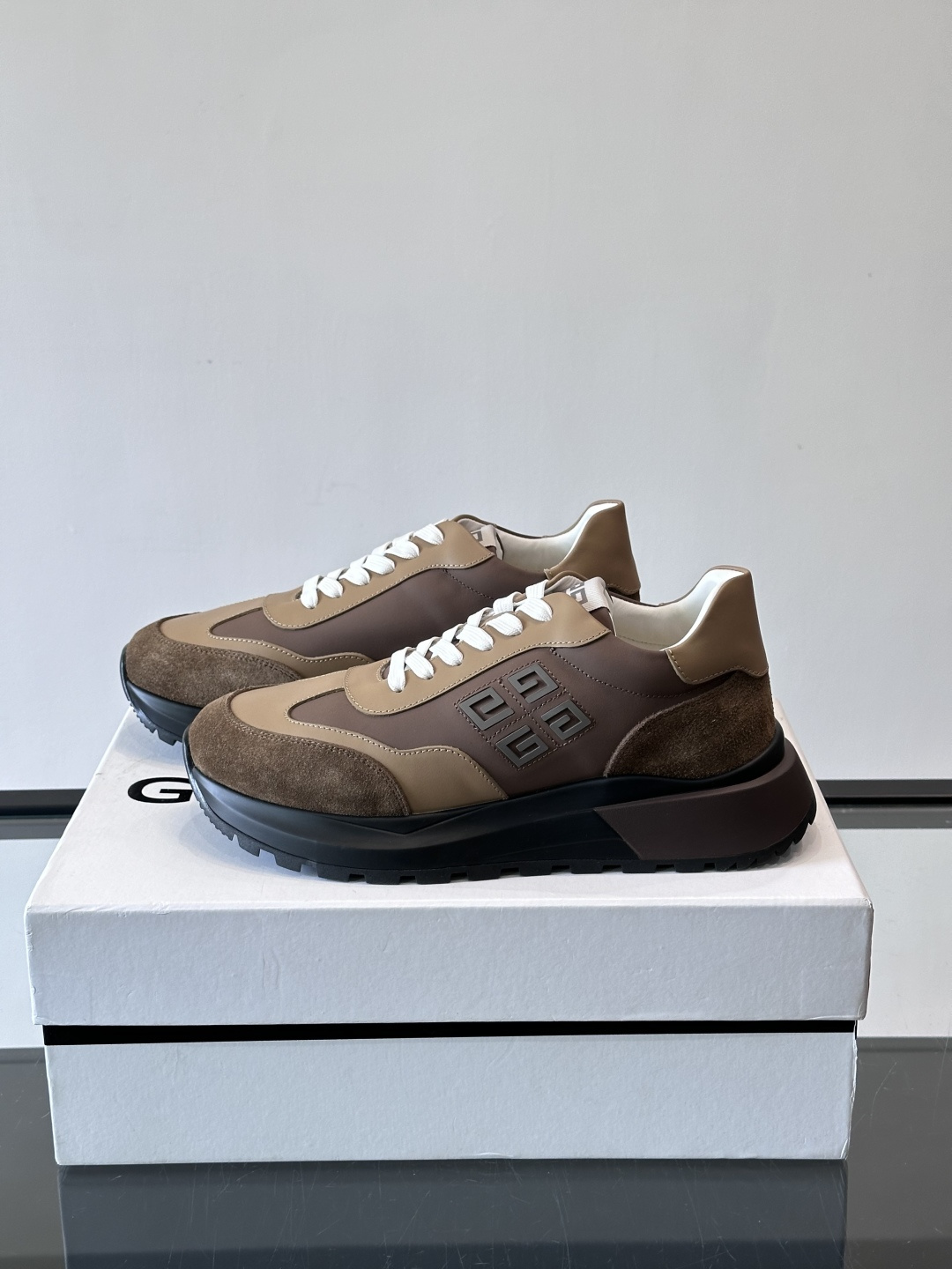 G纪梵希拼接复古运动鞋，采用麂皮+牛皮材质，质感细腻又耐用。厚底设计，黑色橡胶鞋底抓地力强，缓震效果棒，