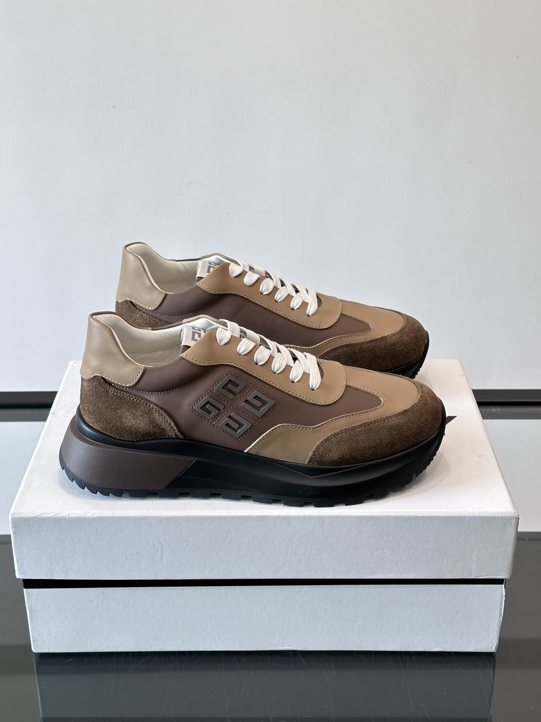 G纪梵希拼接复古运动鞋，采用麂皮+牛皮材质，质感细腻又耐用。厚底设计，黑色橡胶鞋底抓地力强，缓震效果棒，