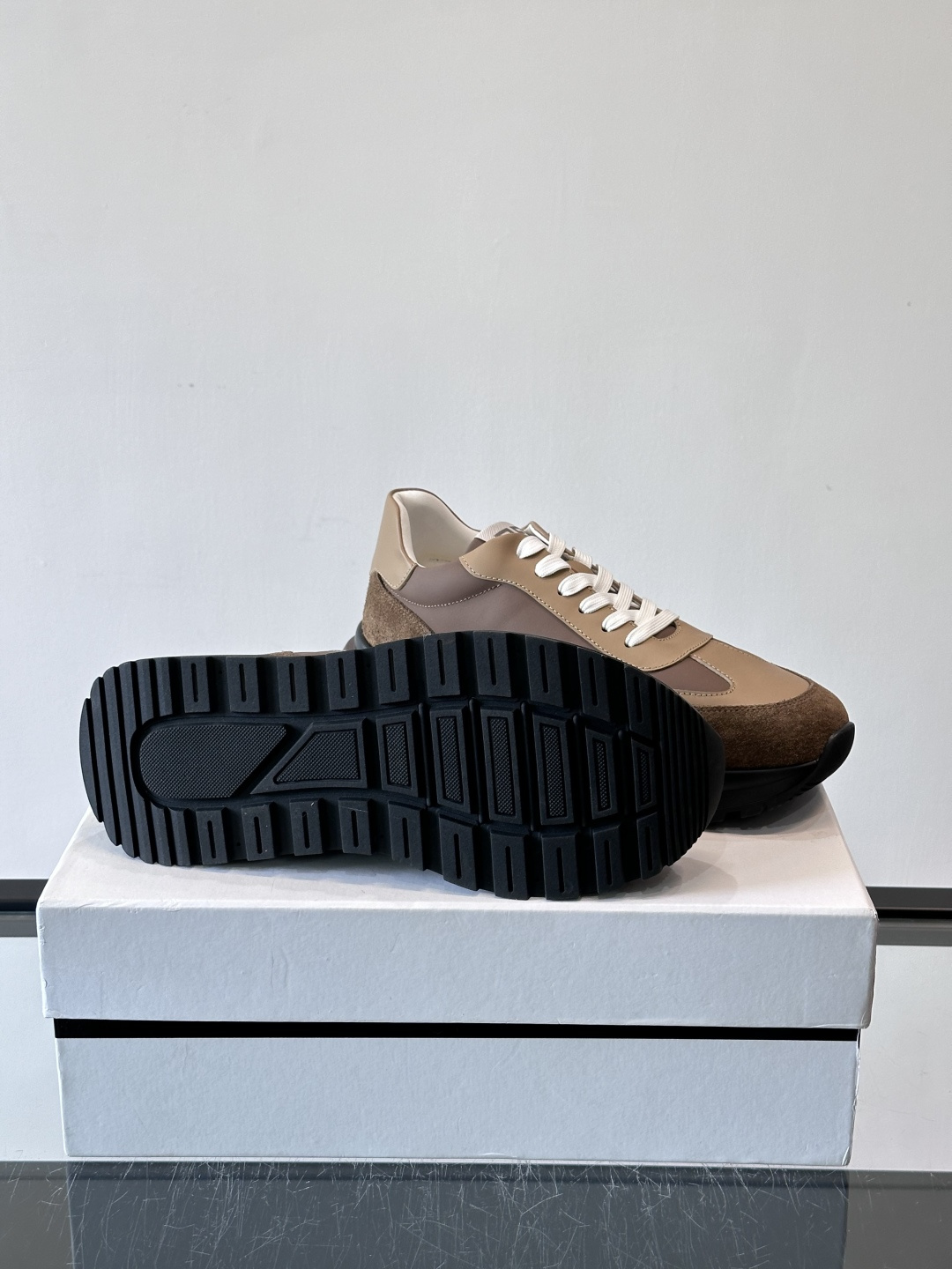 G纪梵希拼接复古运动鞋，采用麂皮+牛皮材质，质感细腻又耐用。厚底设计，黑色橡胶鞋底抓地力强，缓震效果棒，