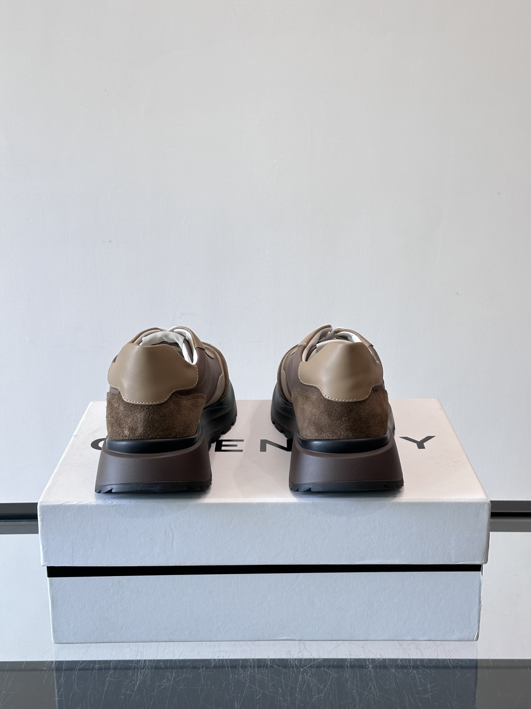 G纪梵希拼接复古运动鞋，采用麂皮+牛皮材质，质感细腻又耐用。厚底设计，黑色橡胶鞋底抓地力强，缓震效果棒，