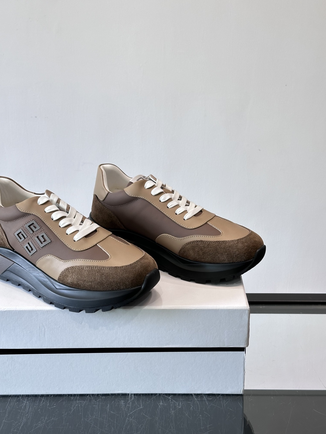 G纪梵希拼接复古运动鞋，采用麂皮+牛皮材质，质感细腻又耐用。厚底设计，黑色橡胶鞋底抓地力强，缓震效果棒，