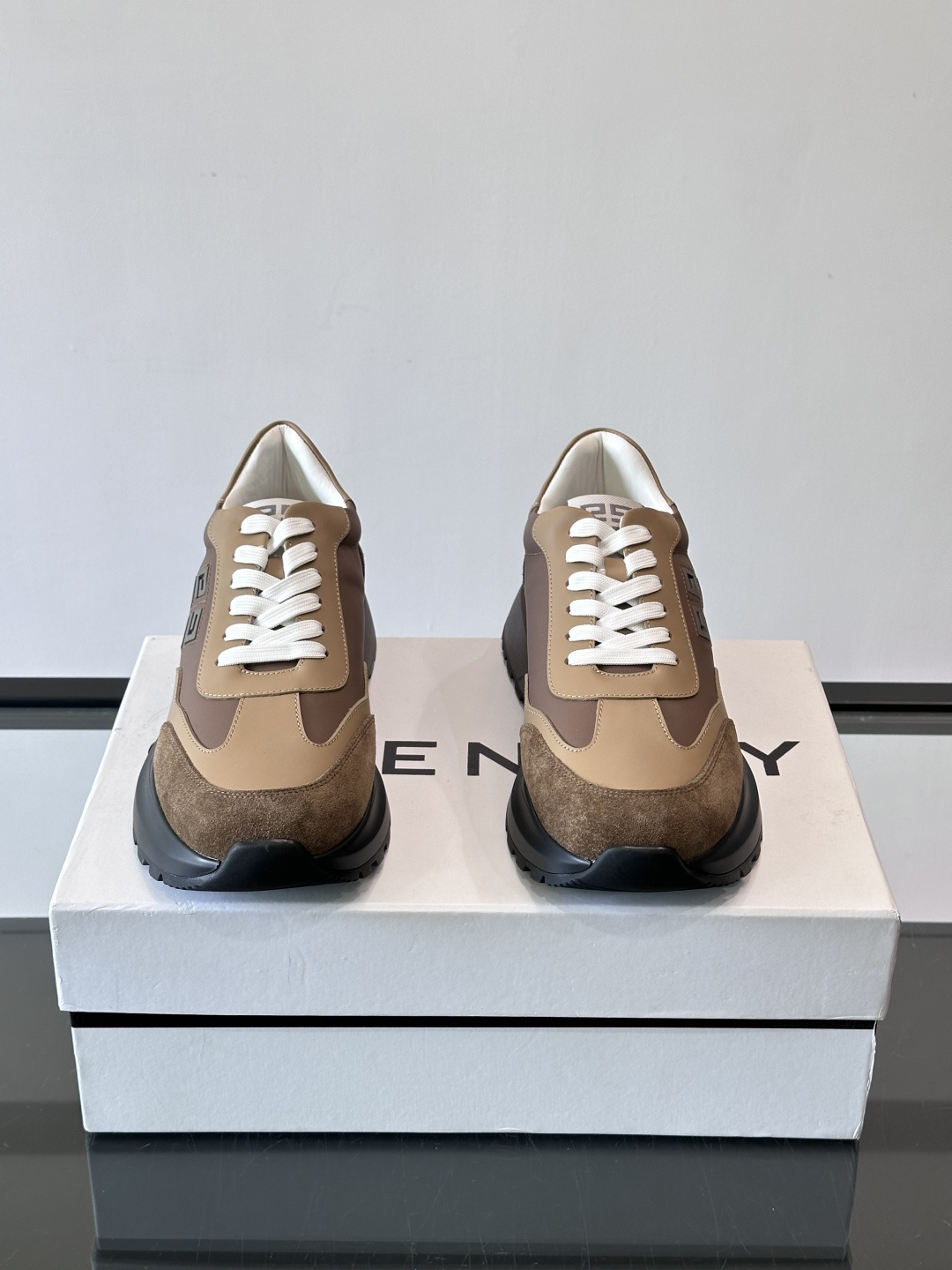 G纪梵希拼接复古运动鞋，采用麂皮+牛皮材质，质感细腻又耐用。厚底设计，黑色橡胶鞋底抓地力强，缓震效果棒，