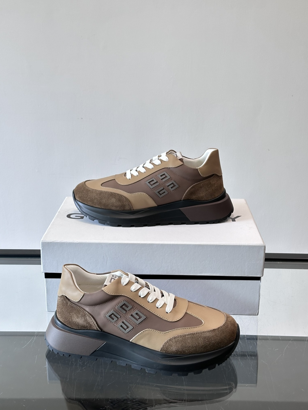 G纪梵希拼接复古运动鞋，采用麂皮+牛皮材质，质感细腻又耐用。厚底设计，黑色橡胶鞋底抓地力强，缓震效果棒，