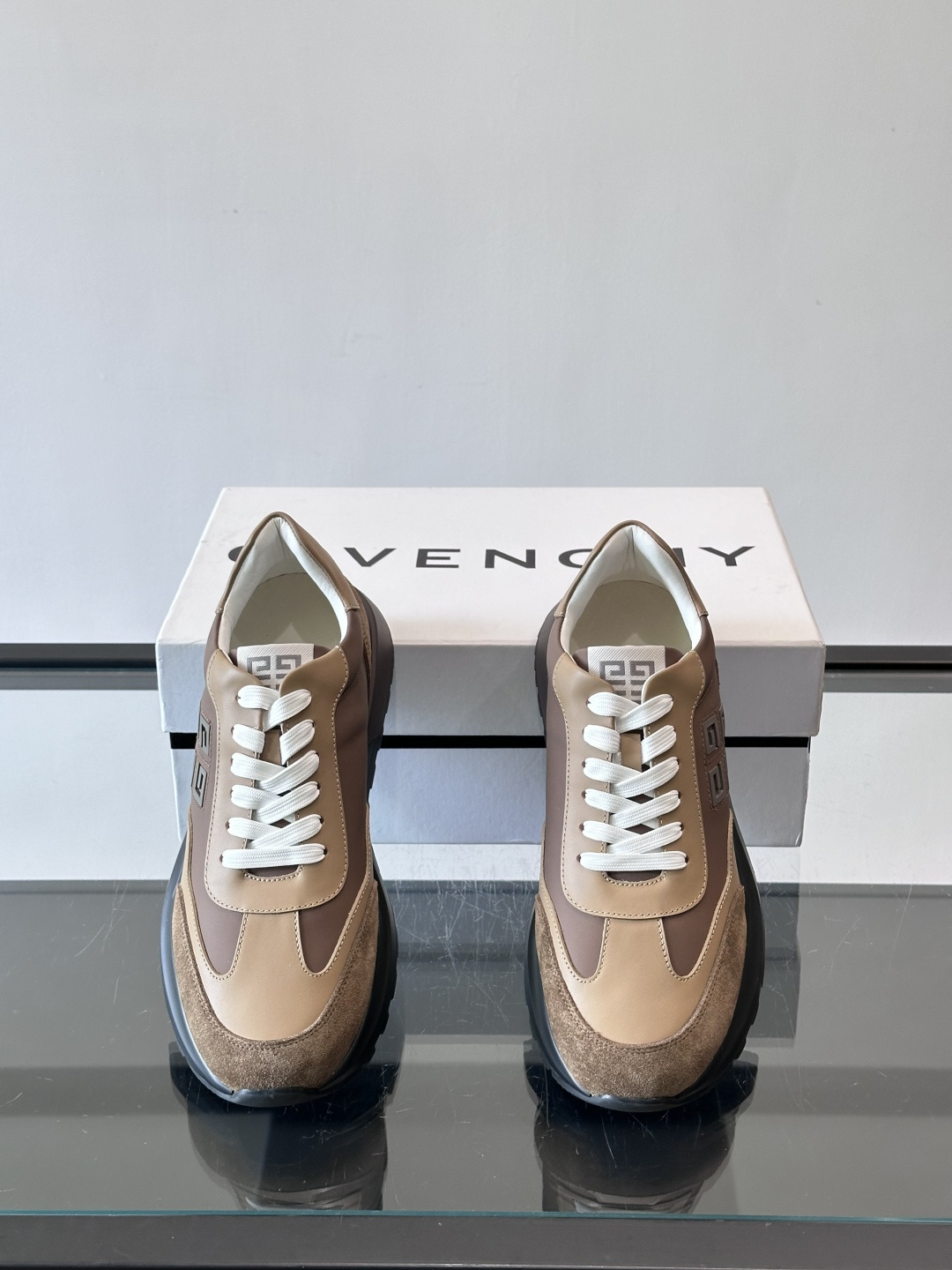 G纪梵希拼接复古运动鞋，采用麂皮+牛皮材质，质感细腻又耐用。厚底设计，黑色橡胶鞋底抓地力强，缓震效果棒，