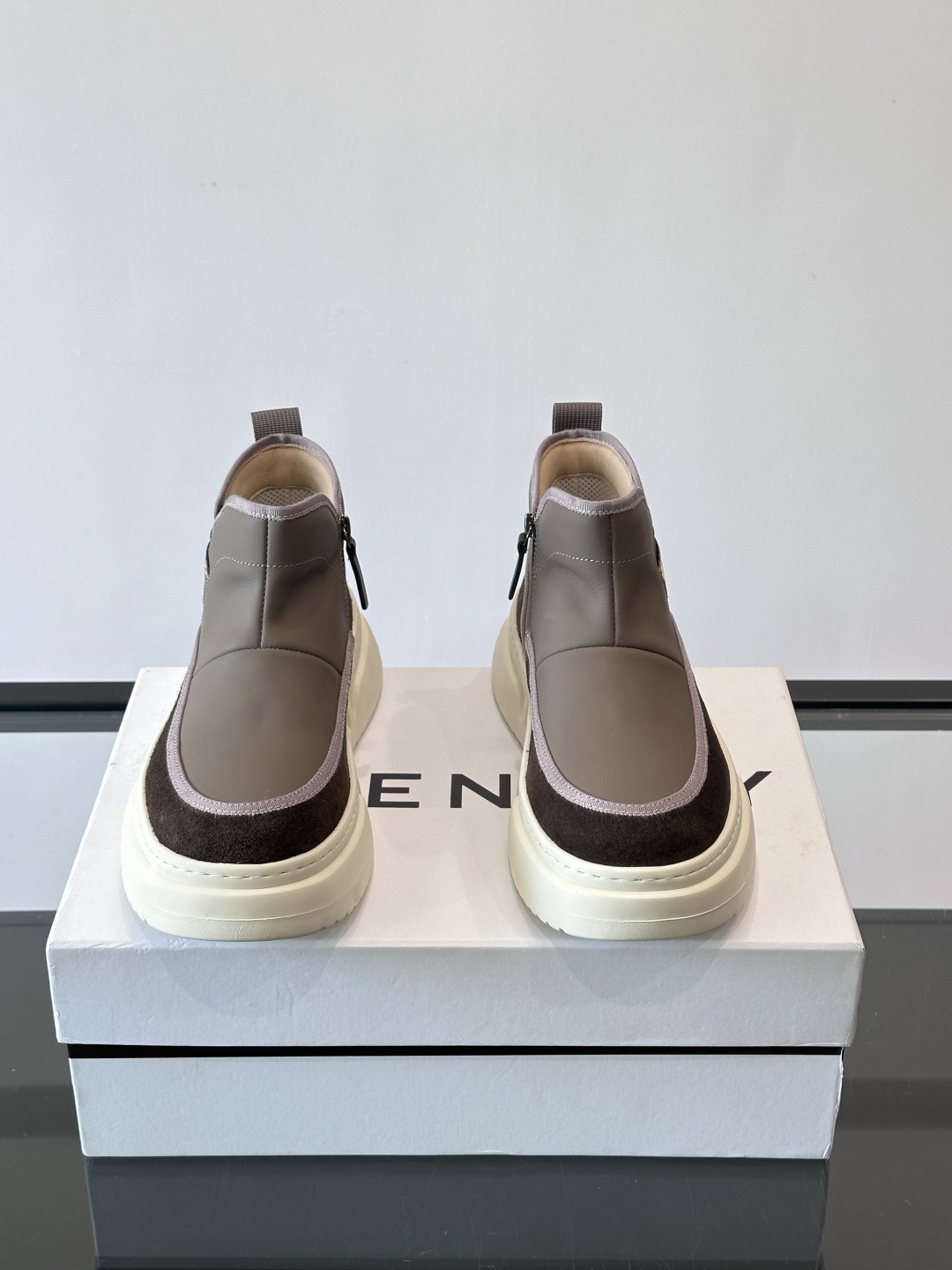 G纪梵希厚底切尔西靴，真皮+绒面拼接，质感满分！厚底设计增高又舒适，橡胶鞋底抓地力强，日常通勤或休闲都O