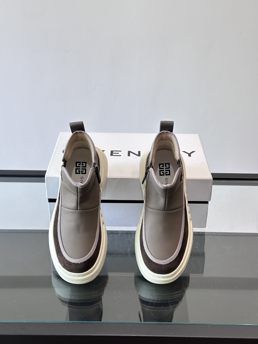 G纪梵希厚底切尔西靴，真皮+绒面拼接，质感满分！厚底设计增高又舒适，橡胶鞋底抓地力强，日常通勤或休闲都O