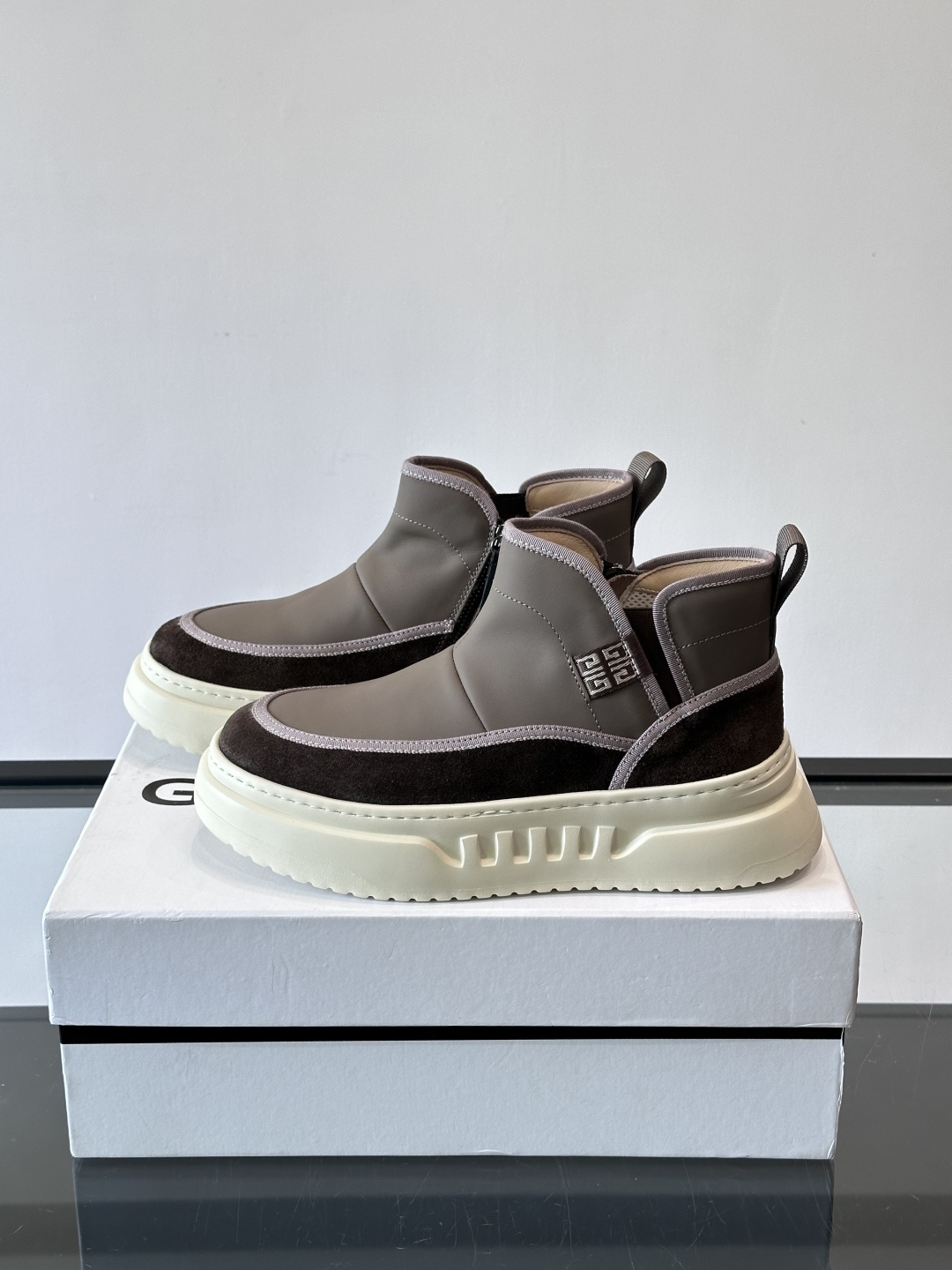 G纪梵希厚底切尔西靴，真皮+绒面拼接，质感满分！厚底设计增高又舒适，橡胶鞋底抓地力强，日常通勤或休闲都O