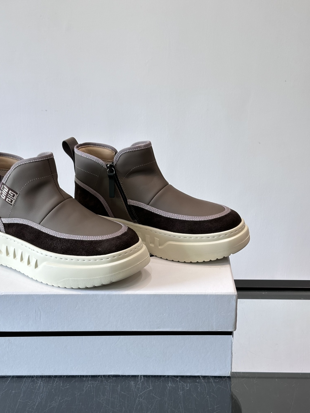 G纪梵希厚底切尔西靴，真皮+绒面拼接，质感满分！厚底设计增高又舒适，橡胶鞋底抓地力强，日常通勤或休闲都O