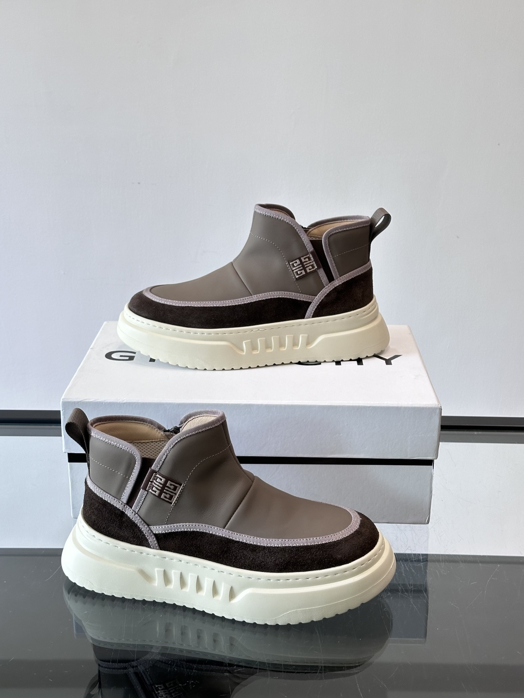 G纪梵希厚底切尔西靴，真皮+绒面拼接，质感满分！厚底设计增高又舒适，橡胶鞋底抓地力强，日常通勤或休闲都O