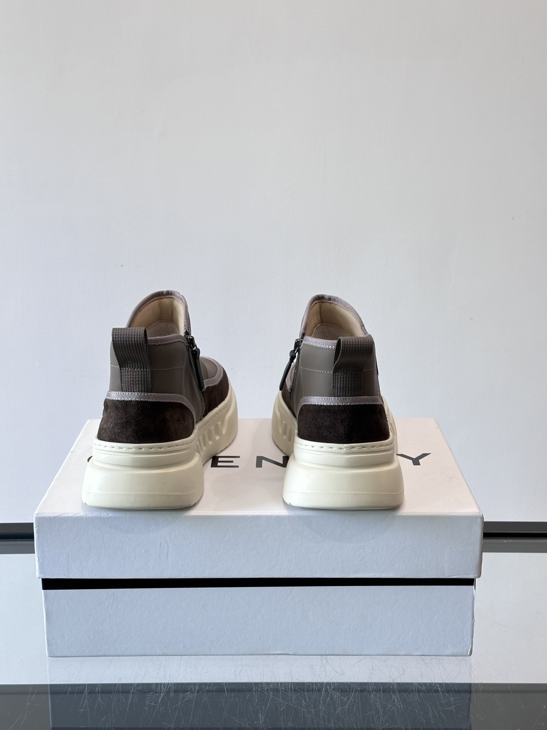 G纪梵希厚底切尔西靴，真皮+绒面拼接，质感满分！厚底设计增高又舒适，橡胶鞋底抓地力强，日常通勤或休闲都O