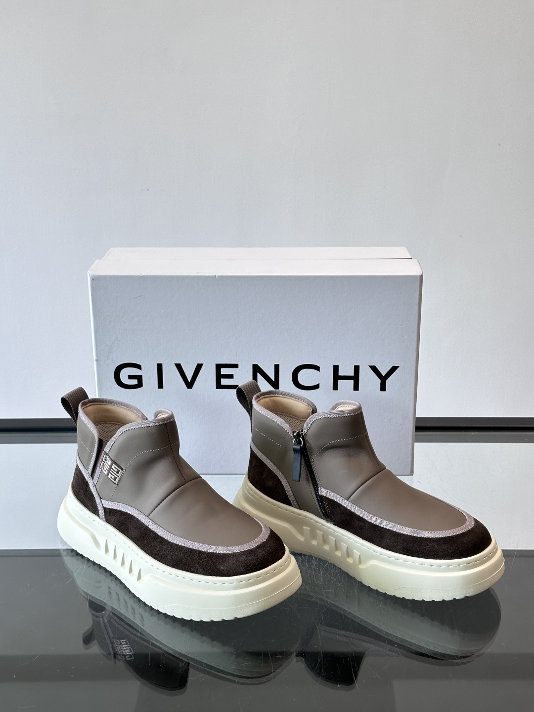 G纪梵希厚底切尔西靴，真皮+绒面拼接，质感满分！厚底设计增高又舒适，橡胶鞋底抓地力强，日常通勤或休闲都O