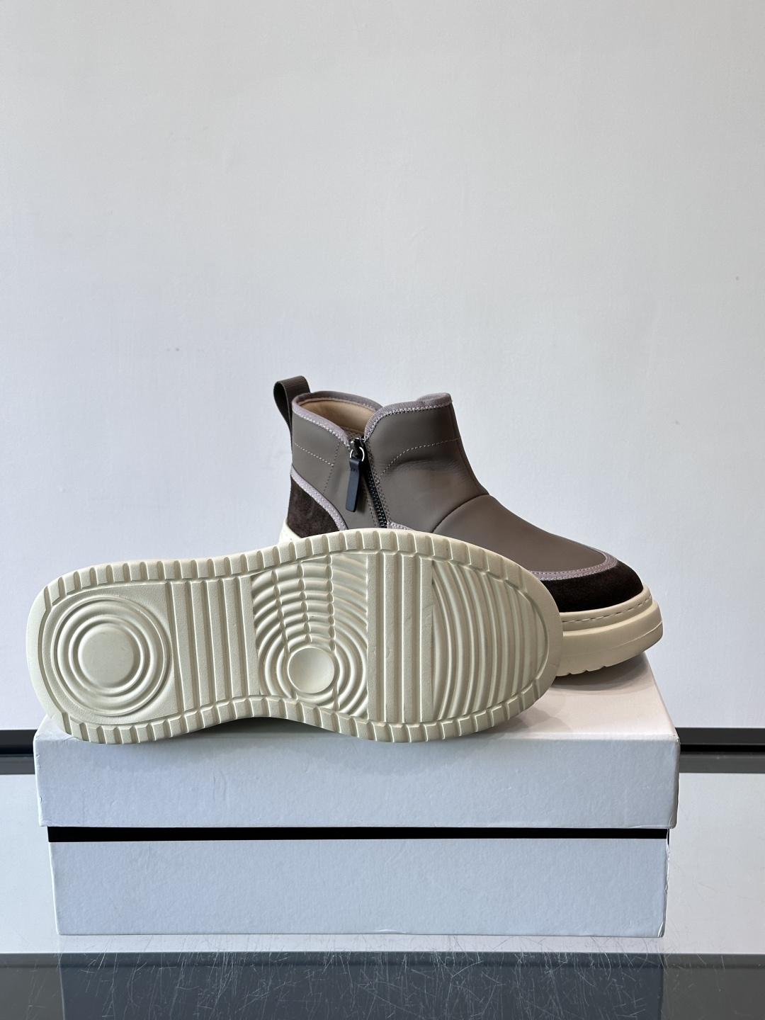 G纪梵希厚底切尔西靴，真皮+绒面拼接，质感满分！厚底设计增高又舒适，橡胶鞋底抓地力强，日常通勤或休闲都O