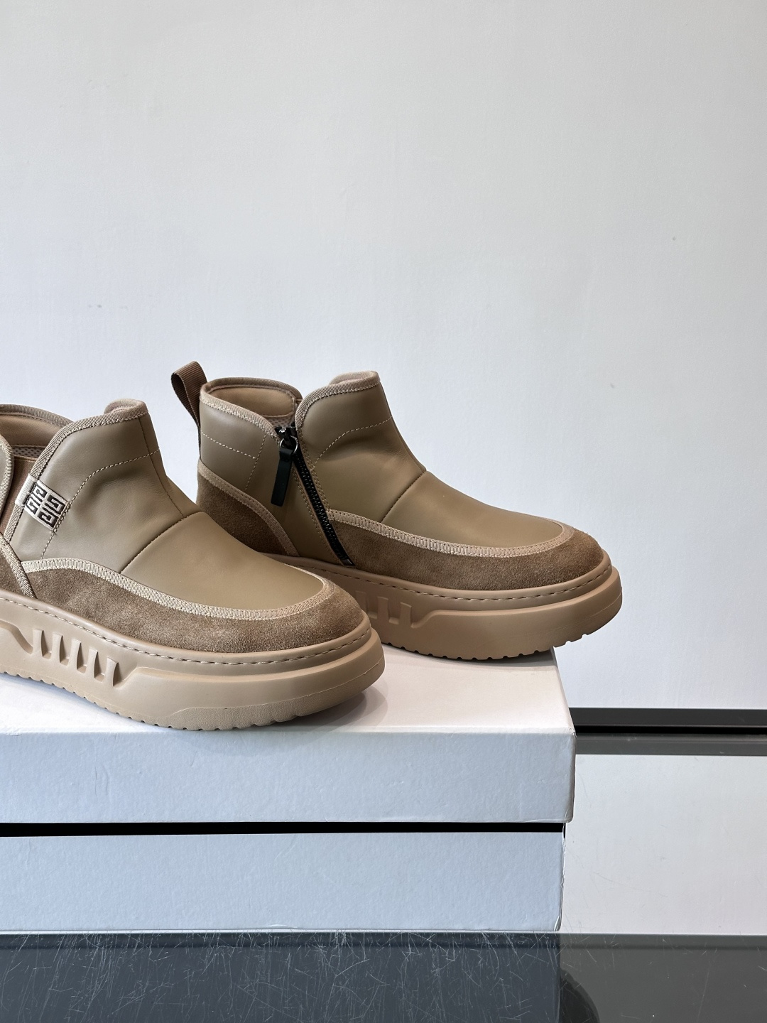 G纪梵希厚底切尔西靴，真皮+绒面拼接，质感满分！厚底设计增高又舒适，橡胶鞋底抓地力强，日常通勤或休闲都O