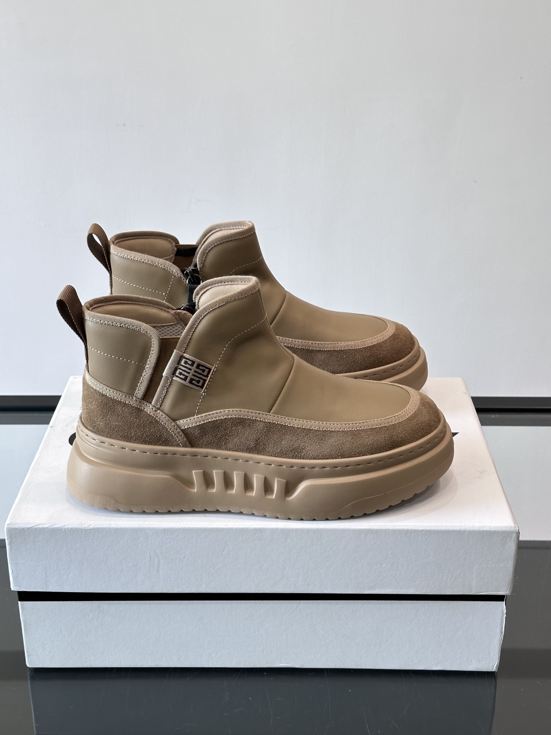 G纪梵希厚底切尔西靴，真皮+绒面拼接，质感满分！厚底设计增高又舒适，橡胶鞋底抓地力强，日常通勤或休闲都O