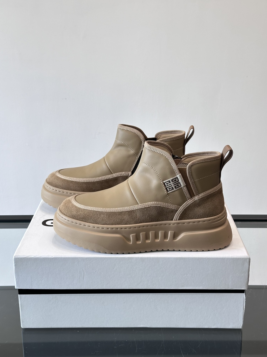 G纪梵希厚底切尔西靴，真皮+绒面拼接，质感满分！厚底设计增高又舒适，橡胶鞋底抓地力强，日常通勤或休闲都O