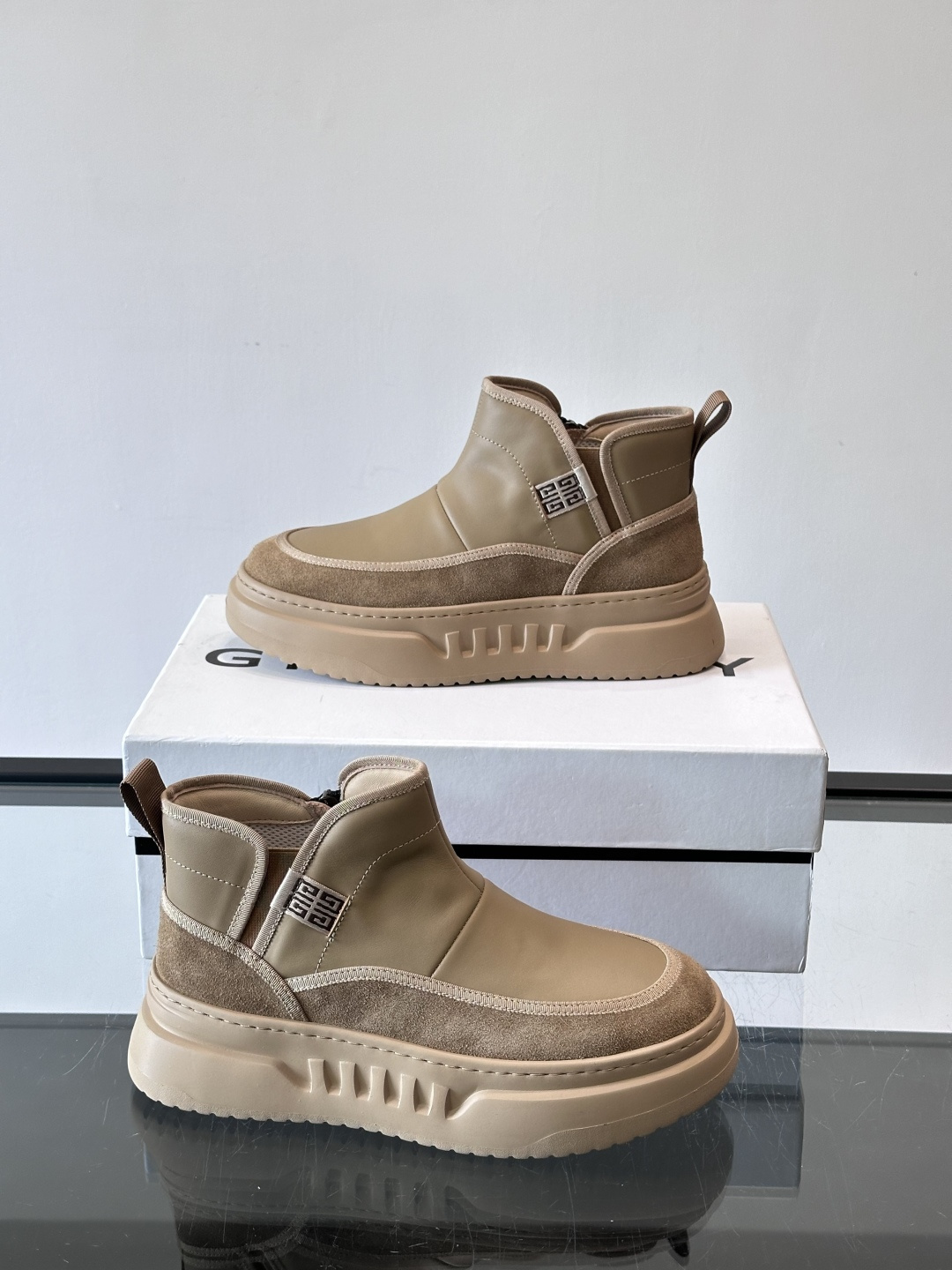 G纪梵希厚底切尔西靴，真皮+绒面拼接，质感满分！厚底设计增高又舒适，橡胶鞋底抓地力强，日常通勤或休闲都O