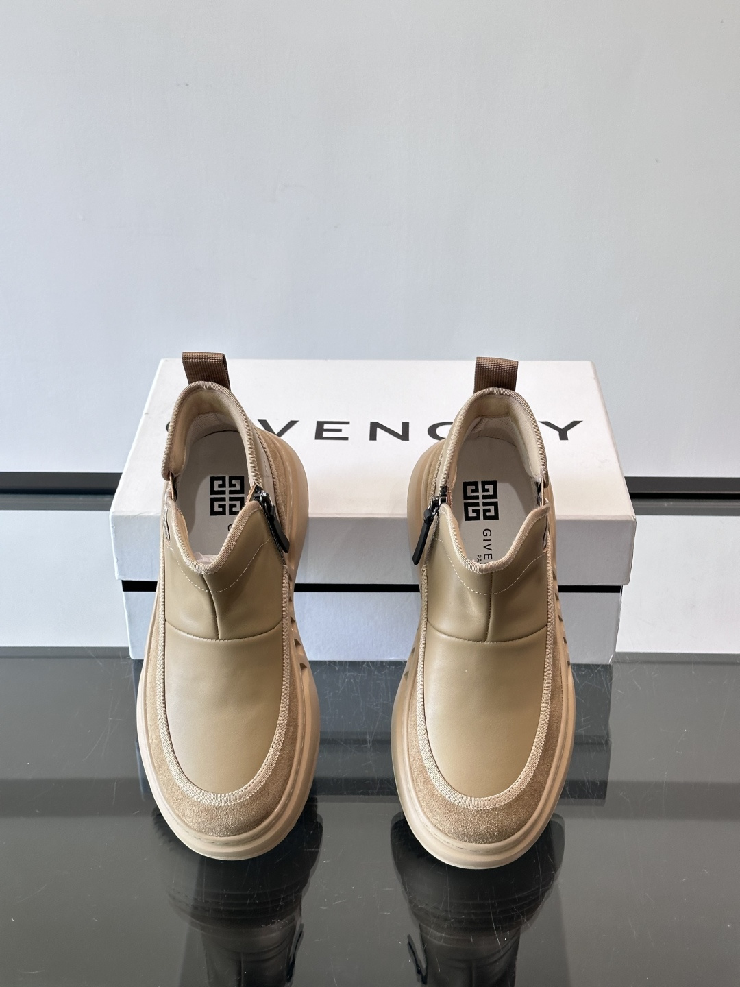 G纪梵希厚底切尔西靴，真皮+绒面拼接，质感满分！厚底设计增高又舒适，橡胶鞋底抓地力强，日常通勤或休闲都O