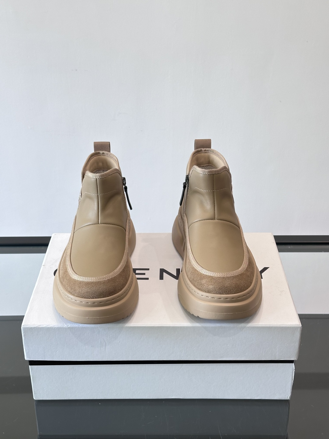 G纪梵希厚底切尔西靴，真皮+绒面拼接，质感满分！厚底设计增高又舒适，橡胶鞋底抓地力强，日常通勤或休闲都O