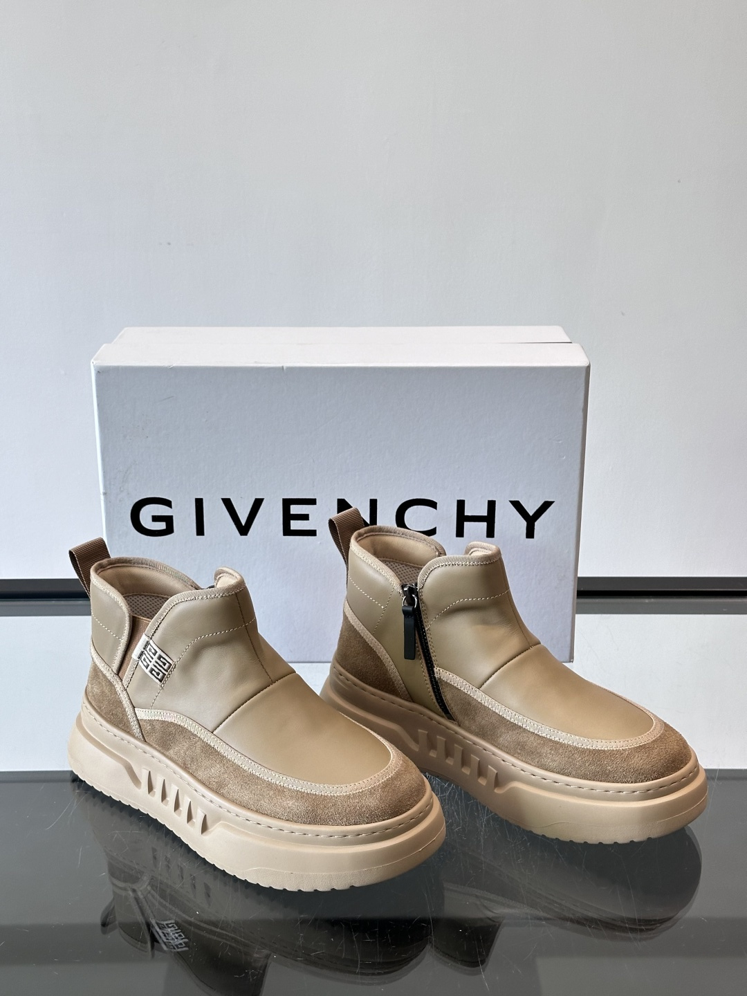 G纪梵希厚底切尔西靴，真皮+绒面拼接，质感满分！厚底设计增高又舒适，橡胶鞋底抓地力强，日常通勤或休闲都O