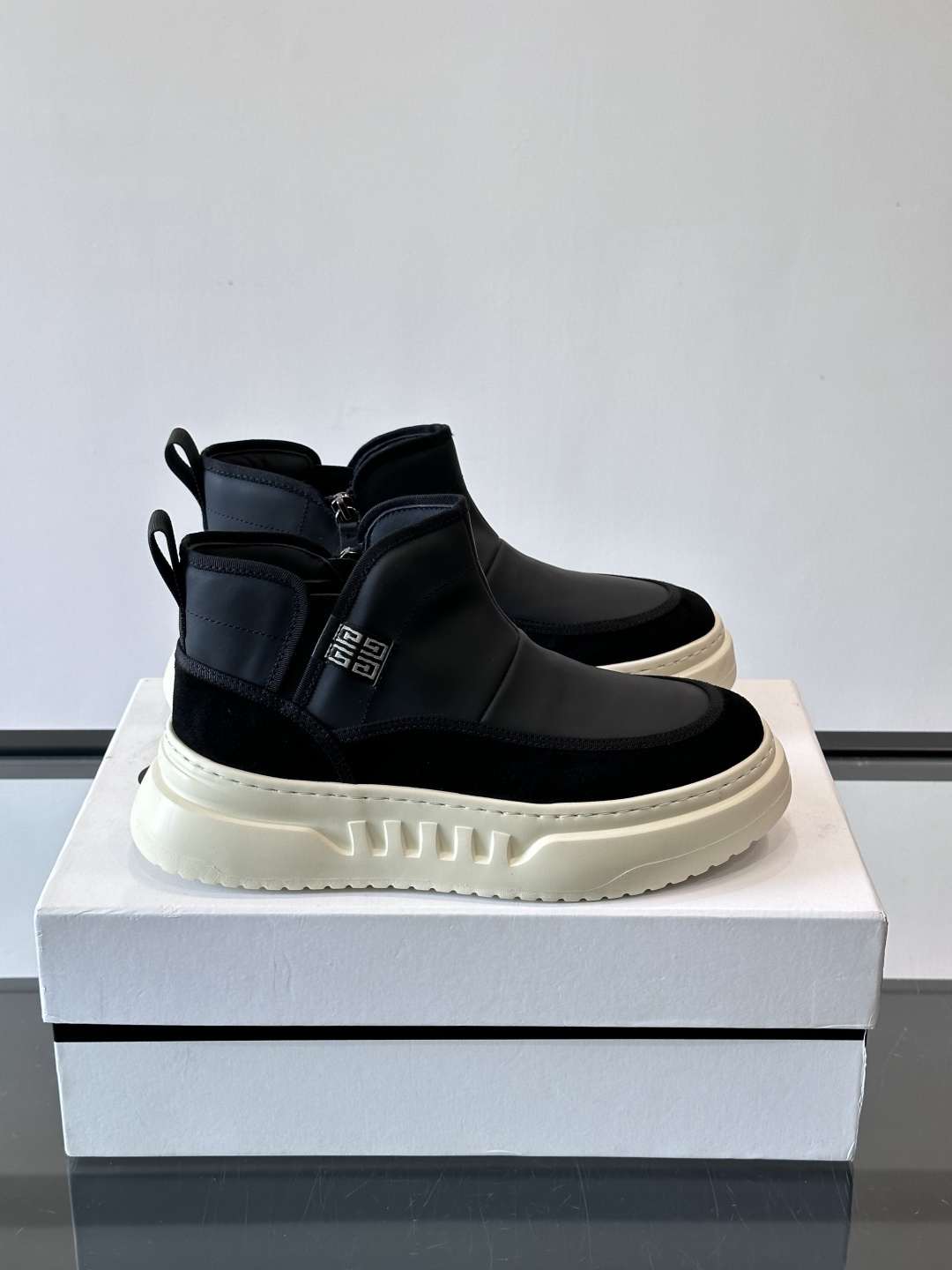 G纪梵希厚底切尔西靴，真皮+绒面拼接，质感满分！厚底设计增高又舒适，橡胶鞋底抓地力强，日常通勤或休闲都O