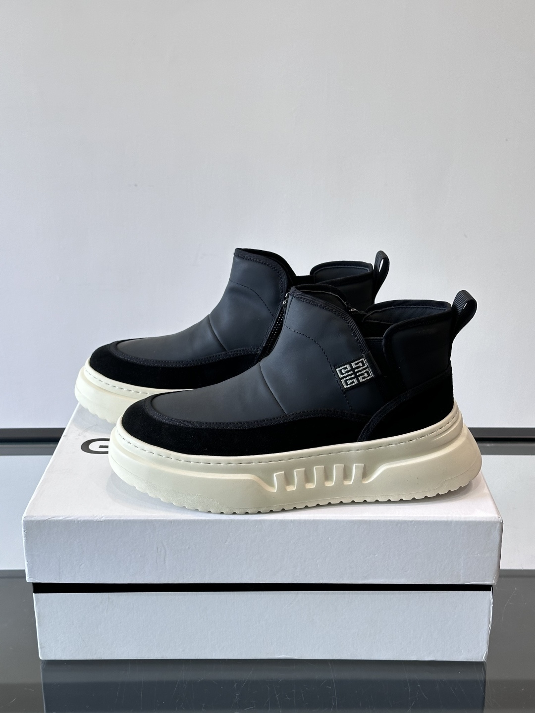 G纪梵希厚底切尔西靴，真皮+绒面拼接，质感满分！厚底设计增高又舒适，橡胶鞋底抓地力强，日常通勤或休闲都O