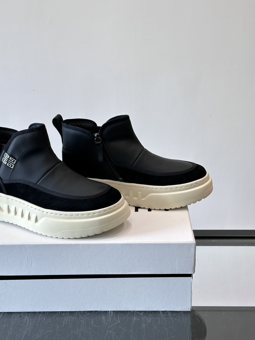 G纪梵希厚底切尔西靴，真皮+绒面拼接，质感满分！厚底设计增高又舒适，橡胶鞋底抓地力强，日常通勤或休闲都O