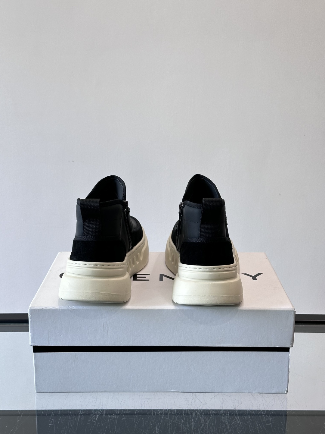 G纪梵希厚底切尔西靴，真皮+绒面拼接，质感满分！厚底设计增高又舒适，橡胶鞋底抓地力强，日常通勤或休闲都O