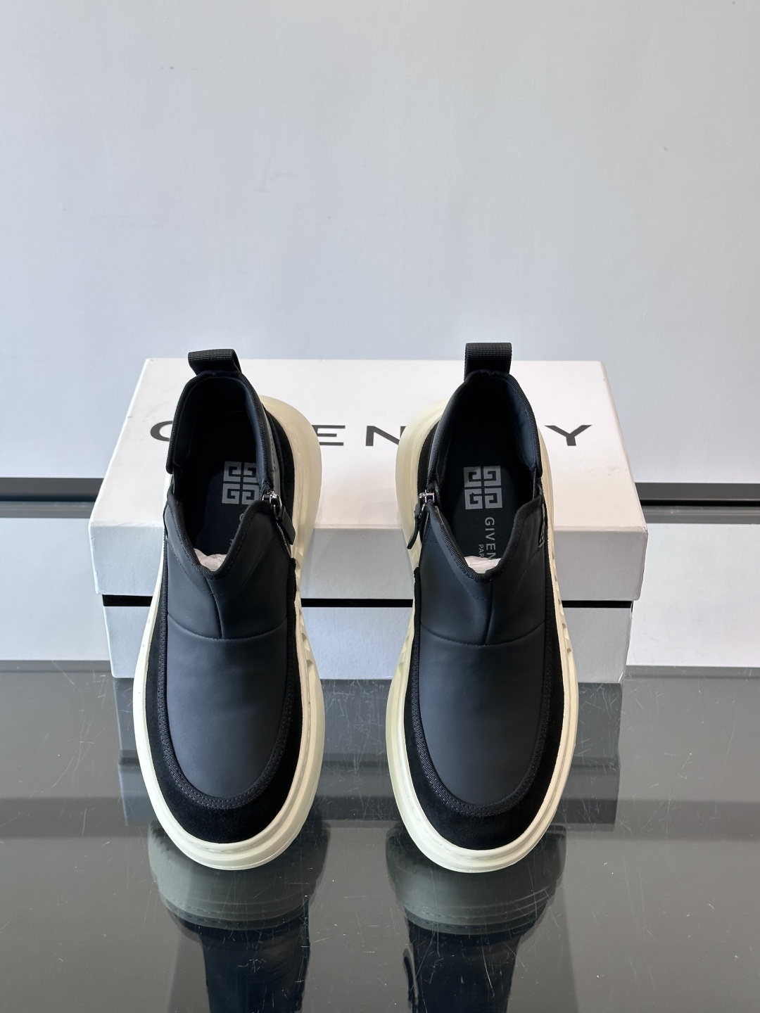 G纪梵希厚底切尔西靴，真皮+绒面拼接，质感满分！厚底设计增高又舒适，橡胶鞋底抓地力强，日常通勤或休闲都O