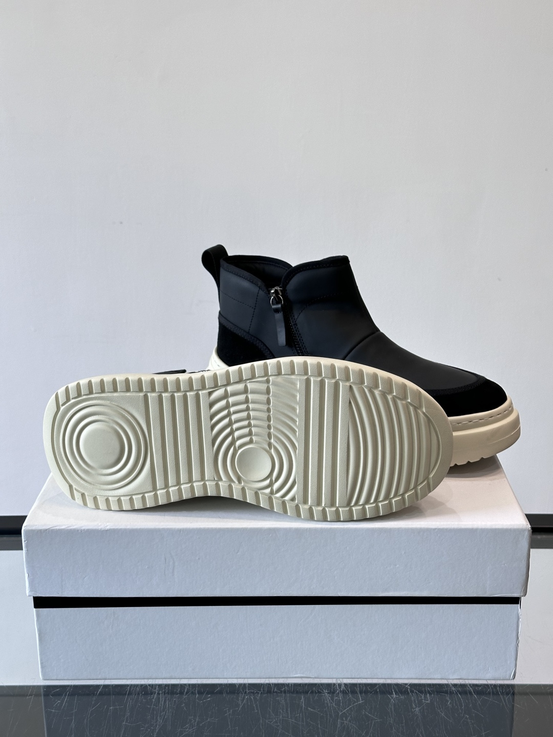 G纪梵希厚底切尔西靴，真皮+绒面拼接，质感满分！厚底设计增高又舒适，橡胶鞋底抓地力强，日常通勤或休闲都O