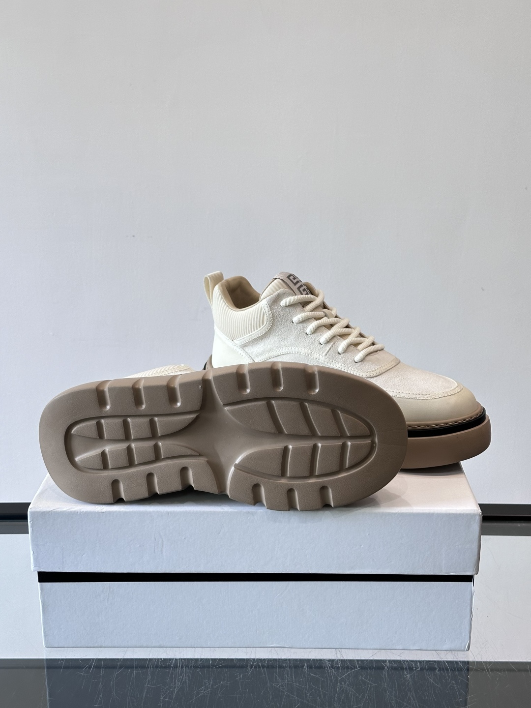 G纪梵希男士厚底休闲鞋，采用麂皮+牛皮拼接，质感细腻又耐用。厚底设计有增高效果，还能缓解走路疲劳，日常通