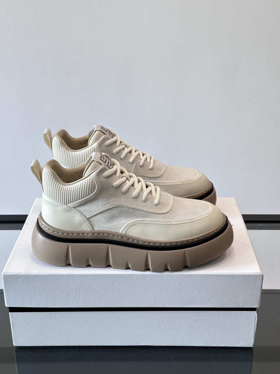 G纪梵希男士厚底休闲鞋，采用麂皮+牛皮拼接，质感细腻又耐用。厚底设计有增高效果，还能缓解走路疲劳，日常通