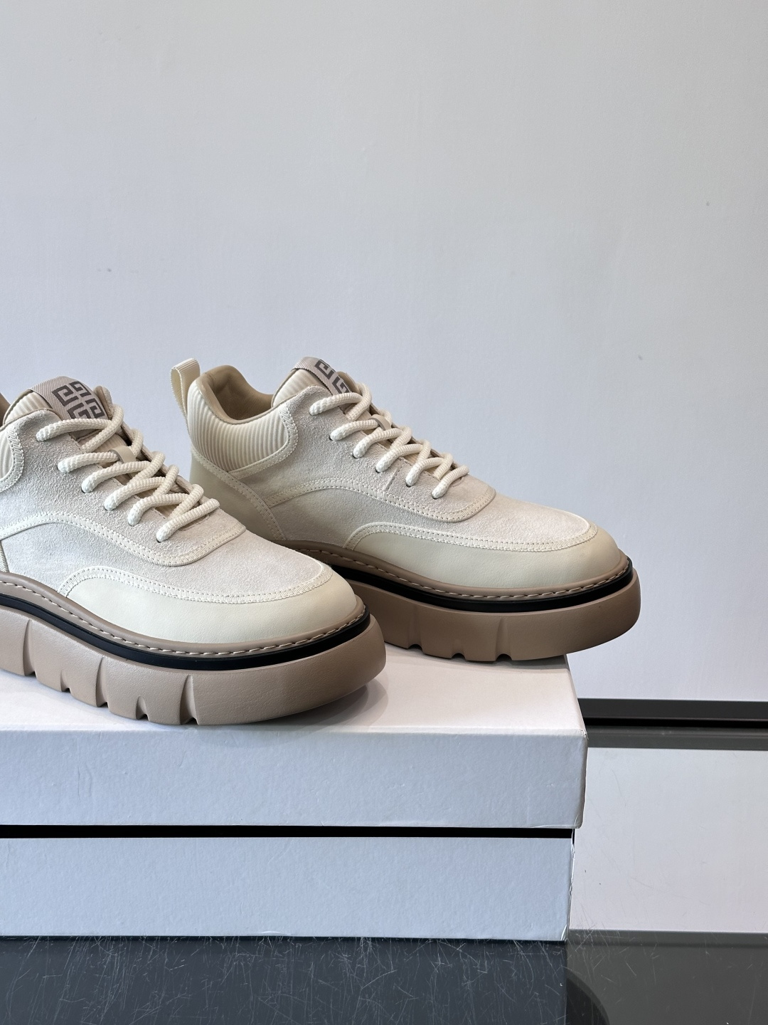 G纪梵希男士厚底休闲鞋，采用麂皮+牛皮拼接，质感细腻又耐用。厚底设计有增高效果，还能缓解走路疲劳，日常通