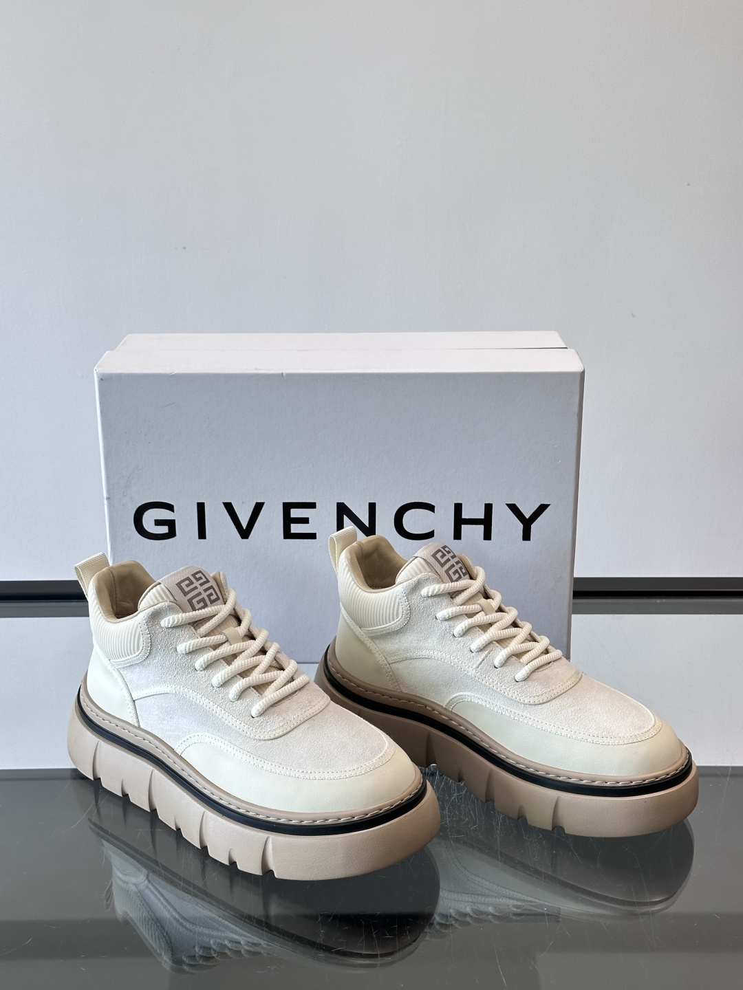 G纪梵希男士厚底休闲鞋，采用麂皮+牛皮拼接，质感细腻又耐用。厚底设计有增高效果，还能缓解走路疲劳，日常通