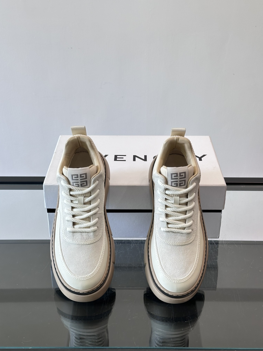 G纪梵希男士厚底休闲鞋，采用麂皮+牛皮拼接，质感细腻又耐用。厚底设计有增高效果，还能缓解走路疲劳，日常通