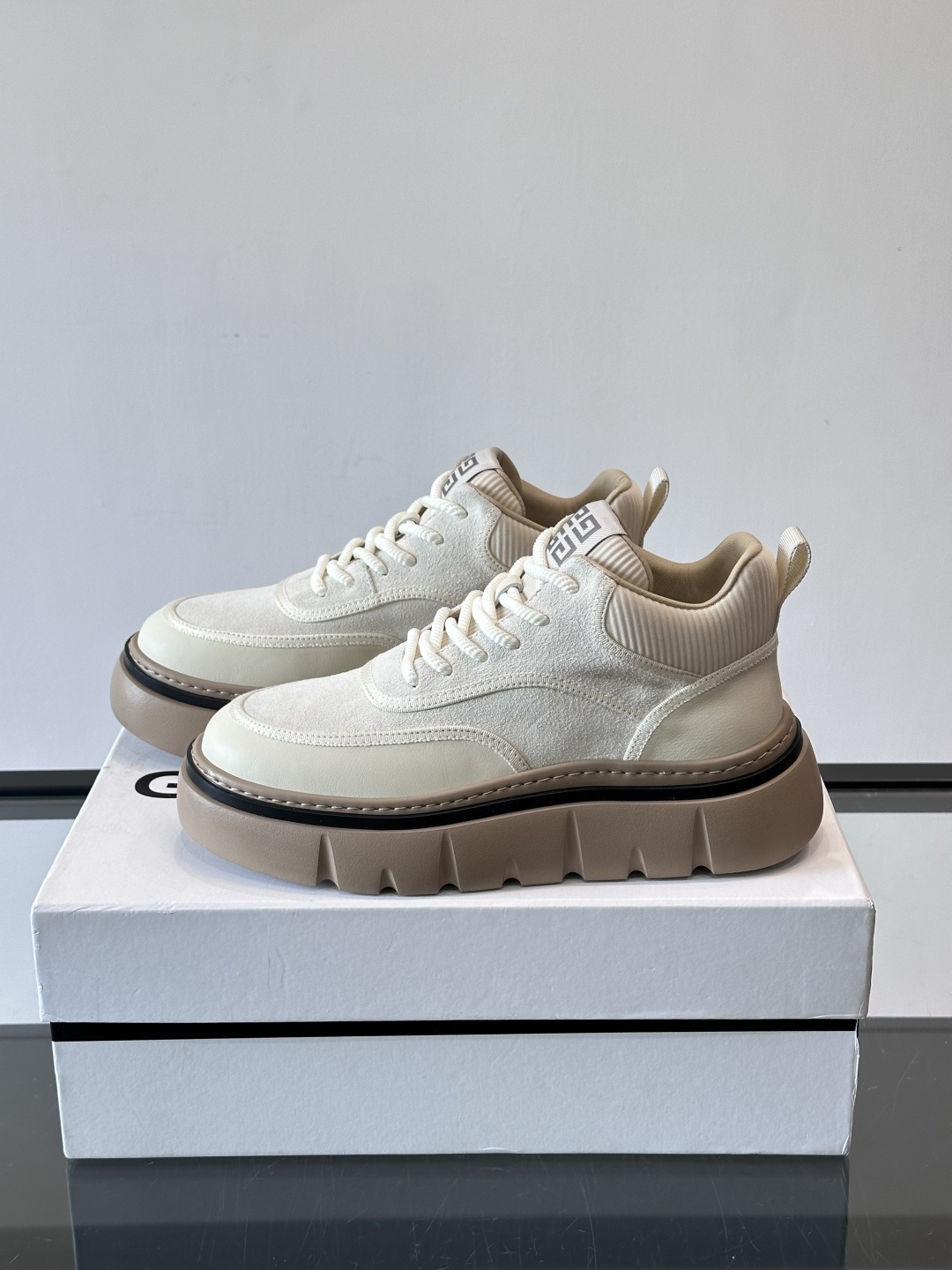 G纪梵希男士厚底休闲鞋，采用麂皮+牛皮拼接，质感细腻又耐用。厚底设计有增高效果，还能缓解走路疲劳，日常通