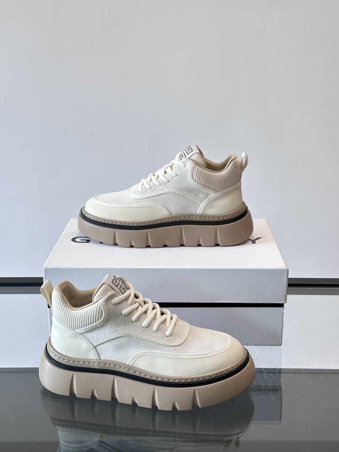 G纪梵希男士厚底休闲鞋，采用麂皮+牛皮拼接，质感细腻又耐用。厚底设计有增高效果，还能缓解走路疲劳，日常通