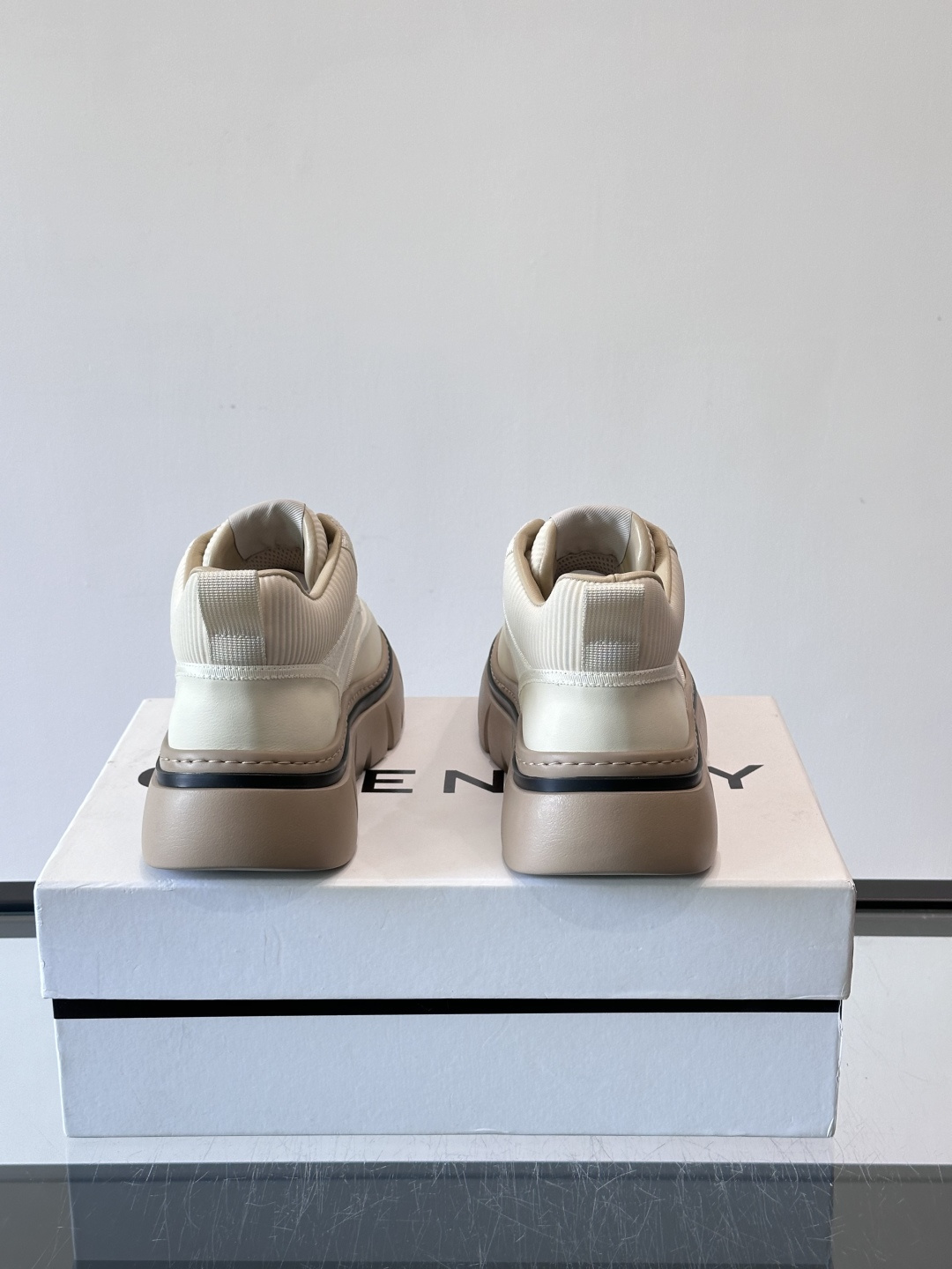 G纪梵希男士厚底休闲鞋，采用麂皮+牛皮拼接，质感细腻又耐用。厚底设计有增高效果，还能缓解走路疲劳，日常通