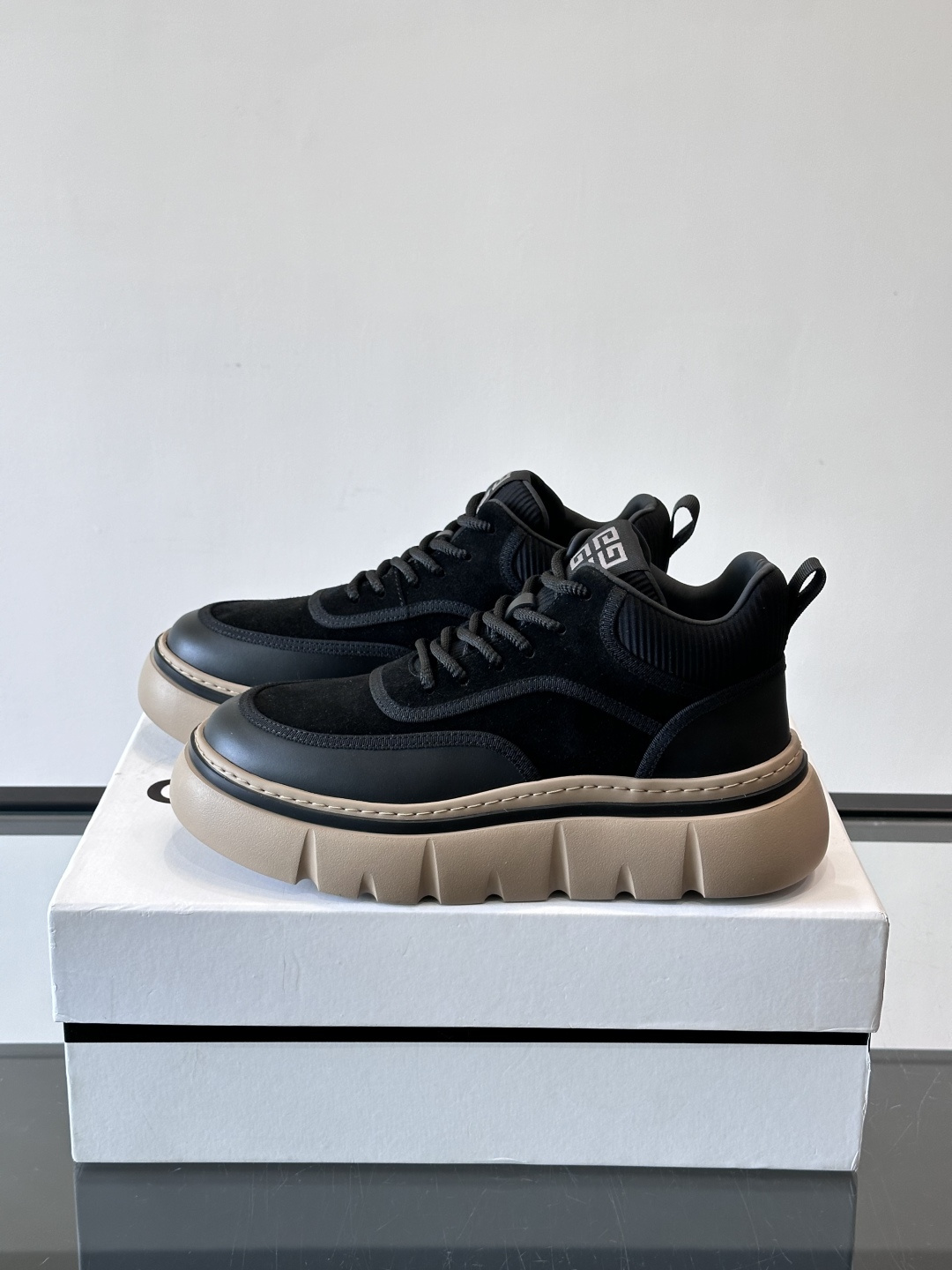 G纪梵希男士厚底休闲鞋，采用麂皮+牛皮拼接，质感细腻又耐用。厚底设计有增高效果，还能缓解走路疲劳，日常通