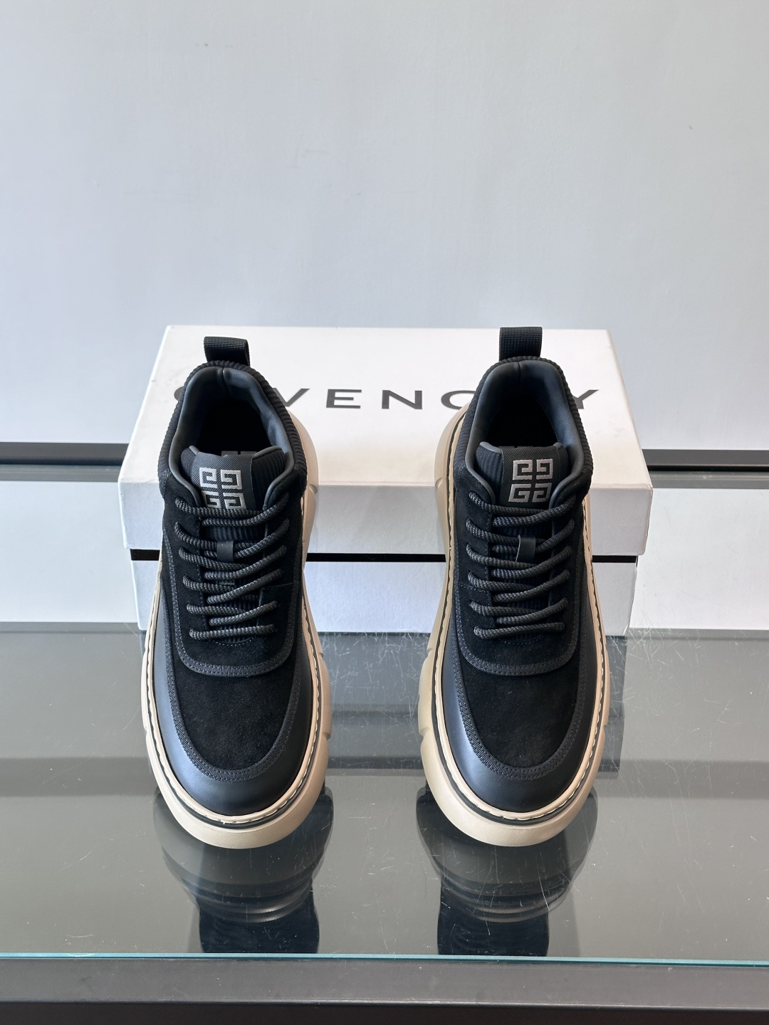 G纪梵希男士厚底休闲鞋，采用麂皮+牛皮拼接，质感细腻又耐用。厚底设计有增高效果，还能缓解走路疲劳，日常通