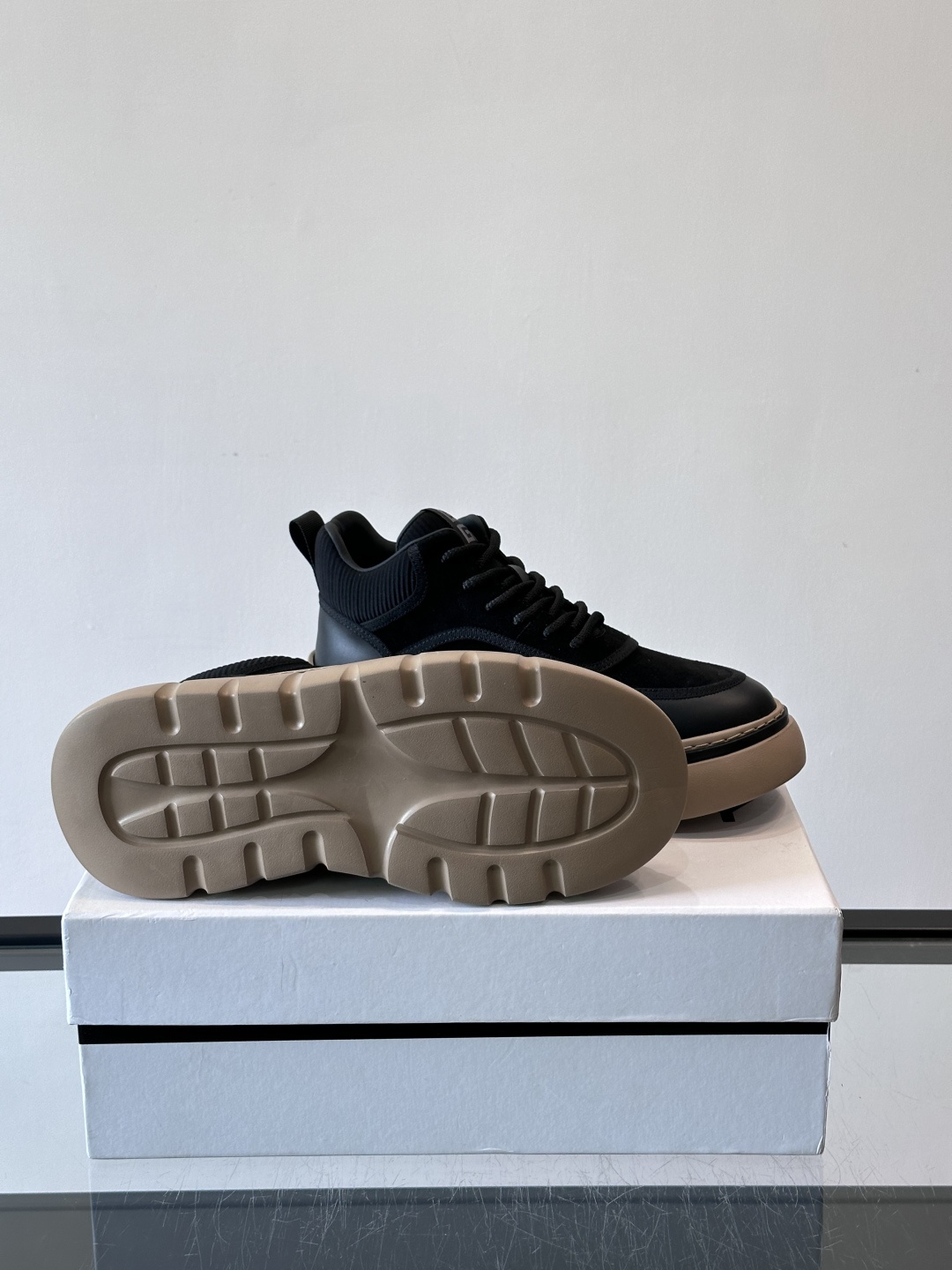 G纪梵希男士厚底休闲鞋，采用麂皮+牛皮拼接，质感细腻又耐用。厚底设计有增高效果，还能缓解走路疲劳，日常通