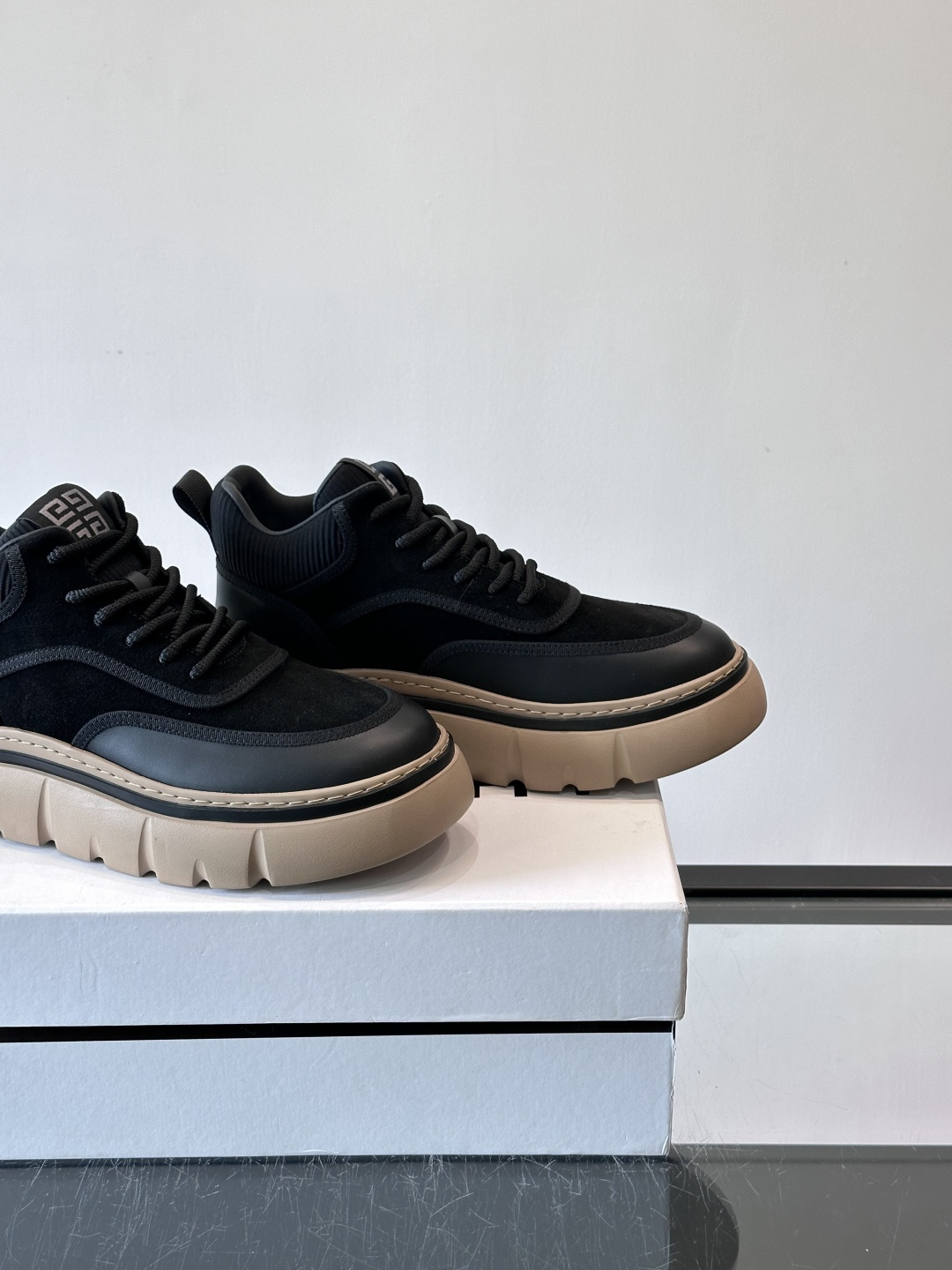 G纪梵希男士厚底休闲鞋，采用麂皮+牛皮拼接，质感细腻又耐用。厚底设计有增高效果，还能缓解走路疲劳，日常通