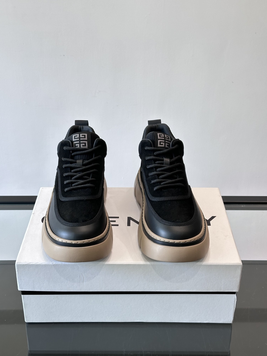 G纪梵希男士厚底休闲鞋，采用麂皮+牛皮拼接，质感细腻又耐用。厚底设计有增高效果，还能缓解走路疲劳，日常通