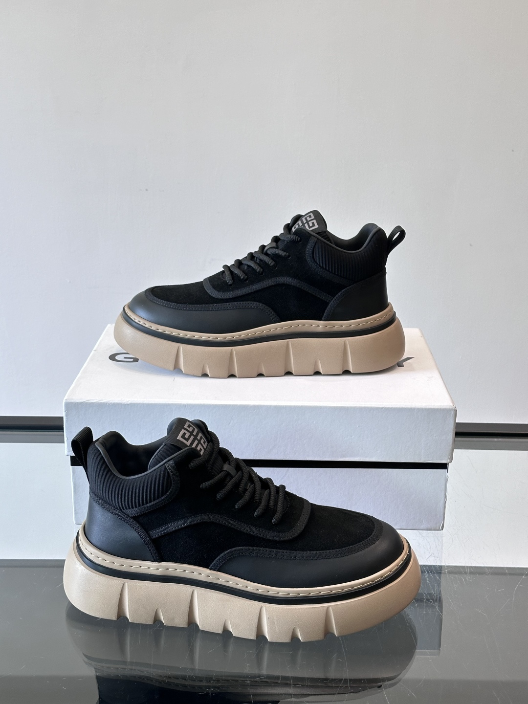 G纪梵希男士厚底休闲鞋，采用麂皮+牛皮拼接，质感细腻又耐用。厚底设计有增高效果，还能缓解走路疲劳，日常通