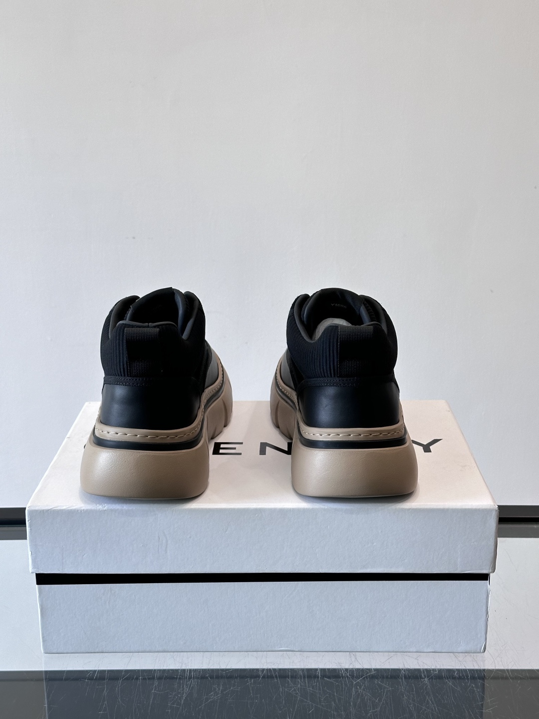 G纪梵希男士厚底休闲鞋，采用麂皮+牛皮拼接，质感细腻又耐用。厚底设计有增高效果，还能缓解走路疲劳，日常通