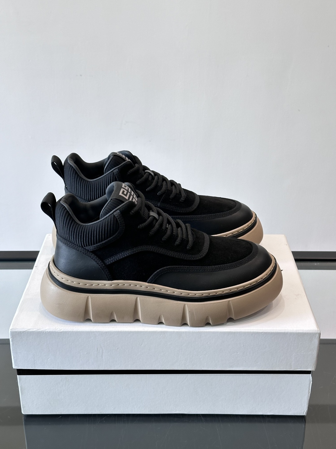 G纪梵希男士厚底休闲鞋，采用麂皮+牛皮拼接，质感细腻又耐用。厚底设计有增高效果，还能缓解走路疲劳，日常通