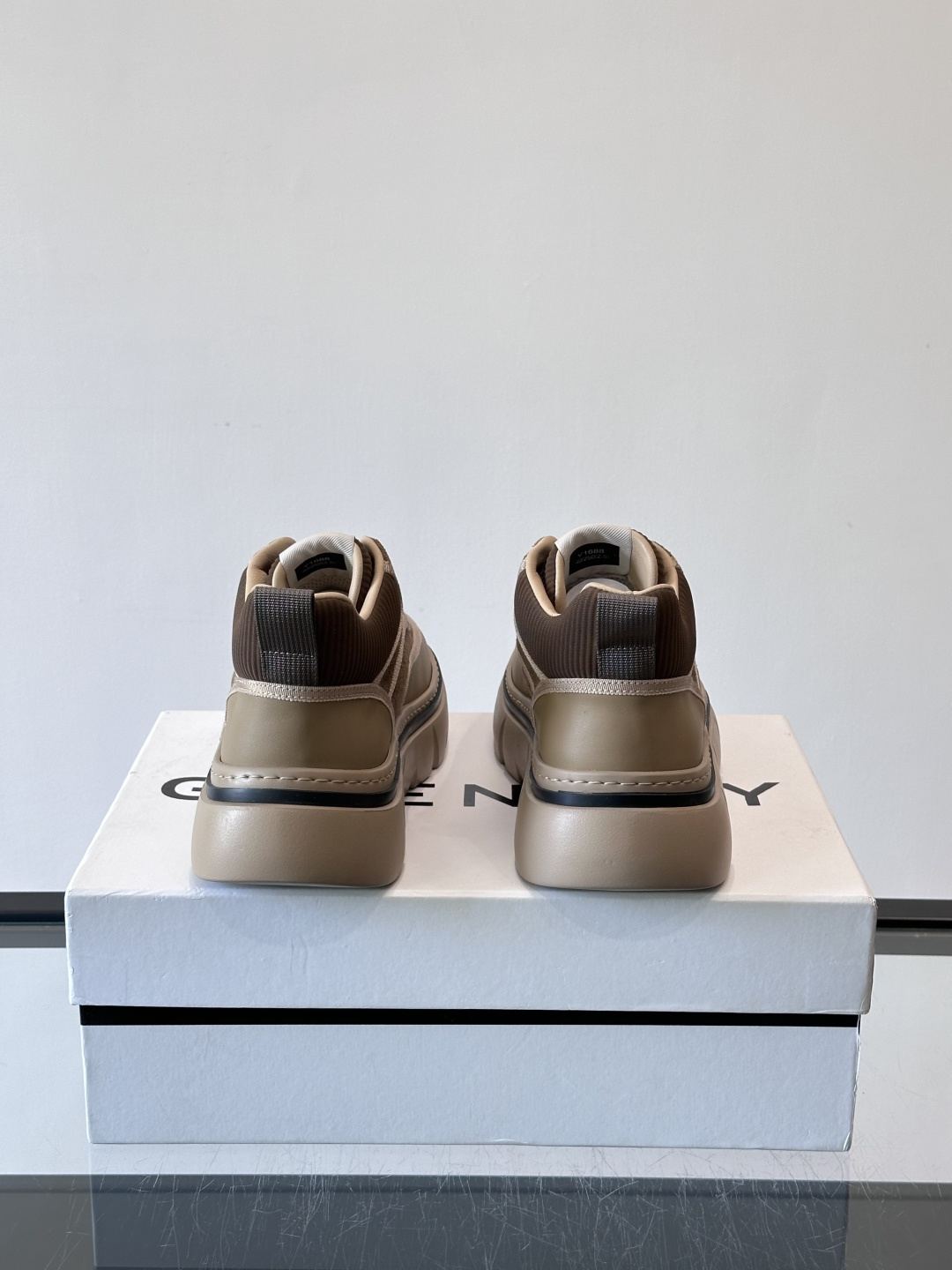 G纪梵希男士厚底休闲鞋，采用麂皮+牛皮拼接，质感细腻又耐用。厚底设计有增高效果，还能缓解走路疲劳，日常通