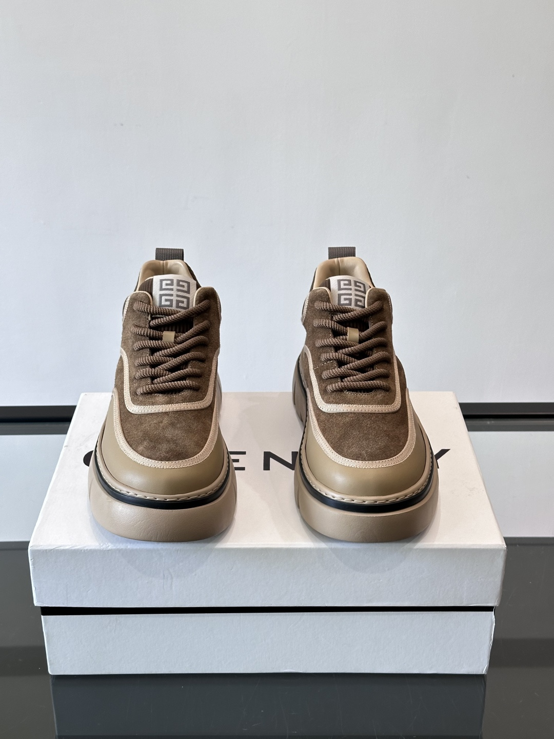 G纪梵希男士厚底休闲鞋，采用麂皮+牛皮拼接，质感细腻又耐用。厚底设计有增高效果，还能缓解走路疲劳，日常通