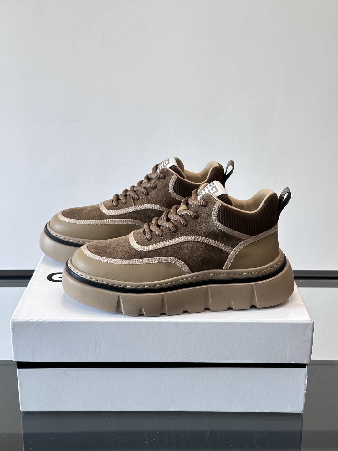 G纪梵希男士厚底休闲鞋，采用麂皮+牛皮拼接，质感细腻又耐用。厚底设计有增高效果，还能缓解走路疲劳，日常通